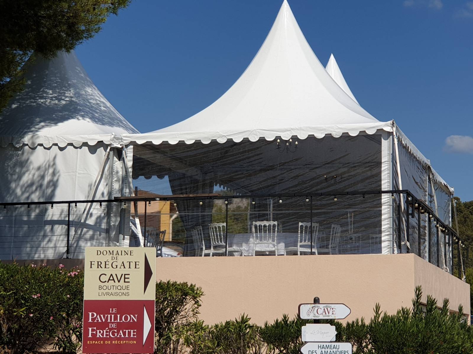 Mise à disposition de tentes pagodes pour un mariage dans un domaine viticole dans le Var près de Bandol.