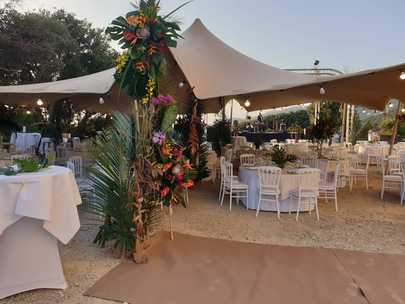 Louer une tente stretch de 230 m² pour un mariage bohème chic à Centuri, Cap Corse