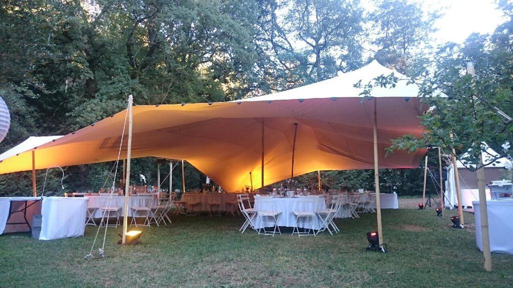 Location d'une tente nomade stretch pour un mariage à Baume de Venise dans le Vaucluse